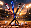 Klassisk baseballbat i blank aluminium fra JIAN WU. Battet har et solidt design, sort greb og fås i flere flotte farver. Velegnet til fritidsbrug, træning og baseball-inspirerede aktiviteter.&nbsp;
Leveres med baseball.
