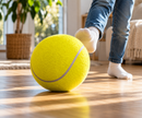 Stor tennisbold

Giv legen ekstra størrelse og masser af sjov med denne store tennisbold på ca. 22 cm i diameter. Den velkendte tennisbold-look med den karakteristiske gule farve gør bolden både iøjnefaldende og sjov at bruge.

Den store størrelse gør den velegnet til leg, aktivitet og forskellige former for træning – både indendørs og udendørs. Den er nem at se og gribe og giver en helt anden oplevelse end en almindelig tennisbold